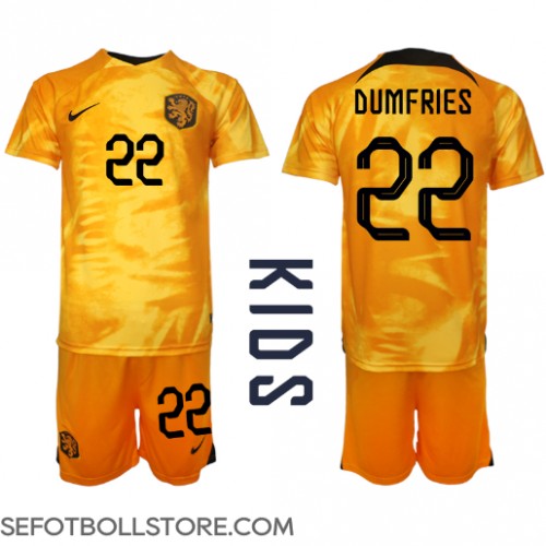 Nederländerna Denzel Dumfries #22 Replika babykläder Hemmaställ Barn VM 2022 Kortärmad (+ korta byxor)